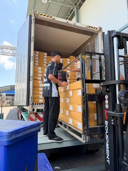 Bốc hàng từ container vào kho