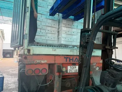 Xe nâng đưa pallet hàng vào kho