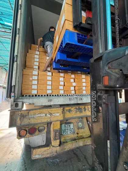 Xếp thùng lên xe tải giao khách
