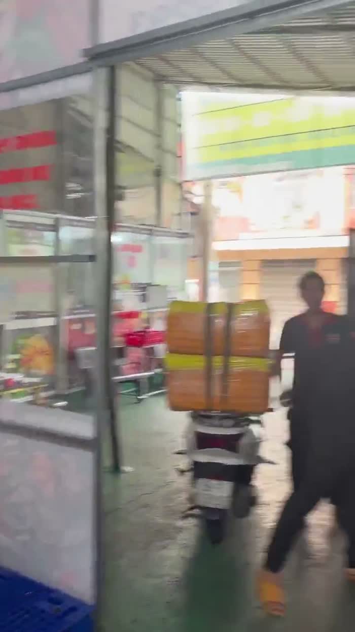 Bốc hàng ra xe giao