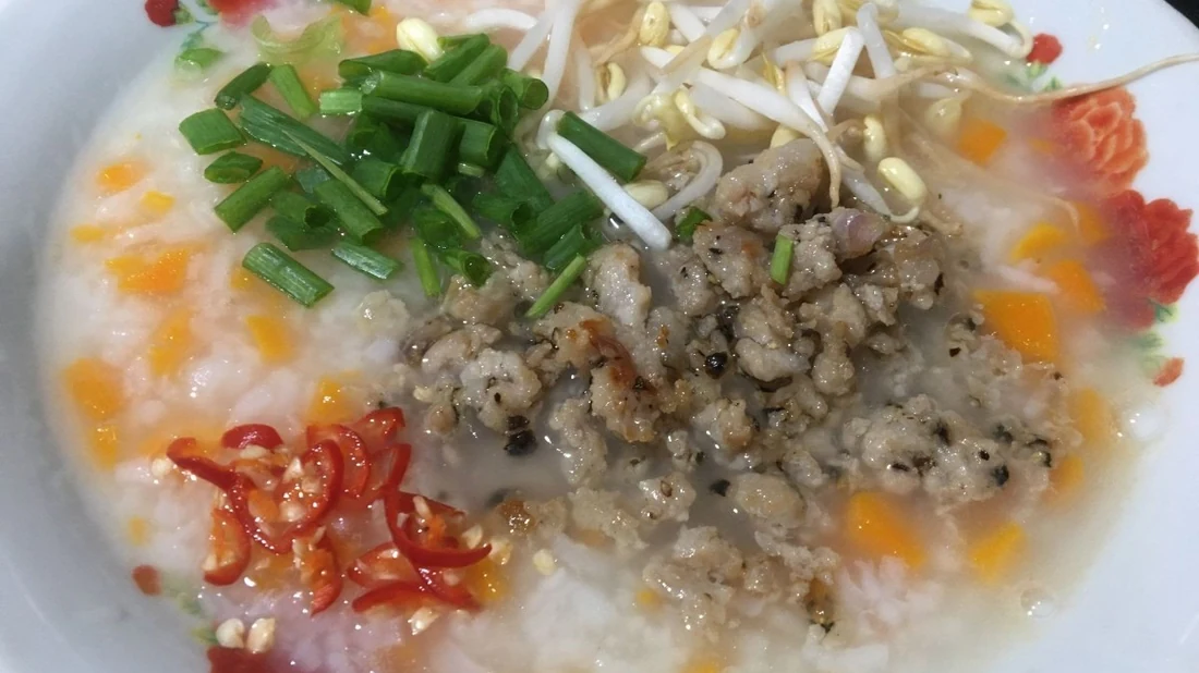tô cháo thịt bằm nóng