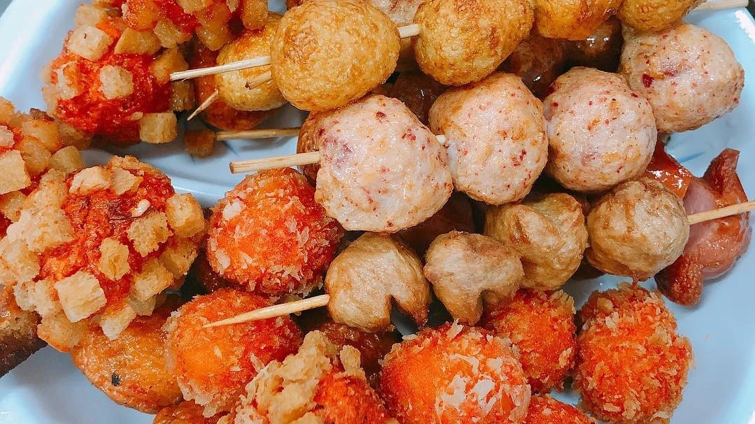 đồ ăn vặt chiên cá viên xúc xích