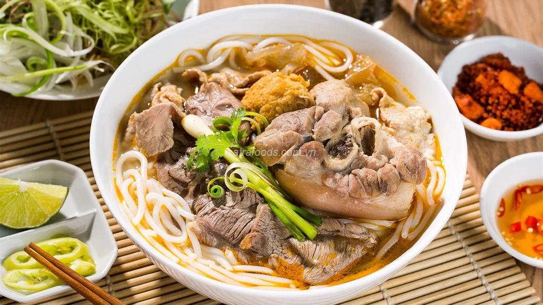 tô bún bò Huế nóng hổi nước dùng đỏ hấp dẫn
