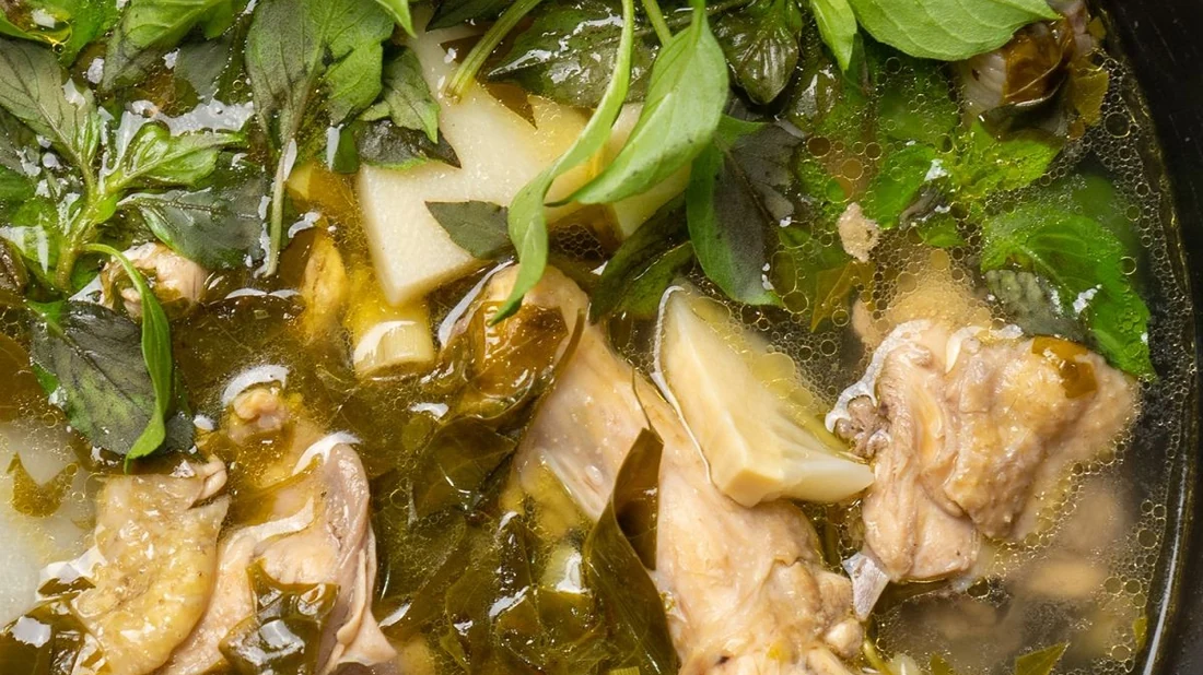 lẩu gà lá é