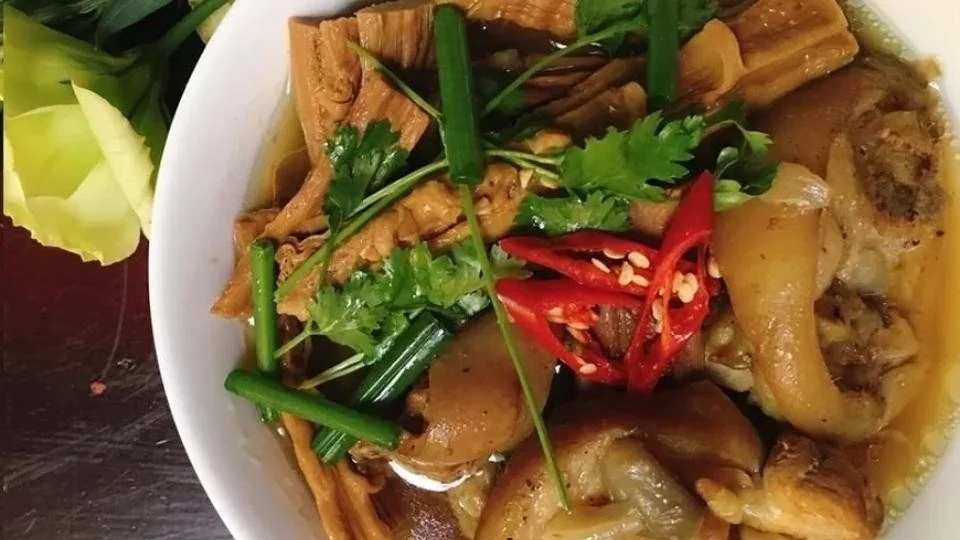 giò heo hầm măng